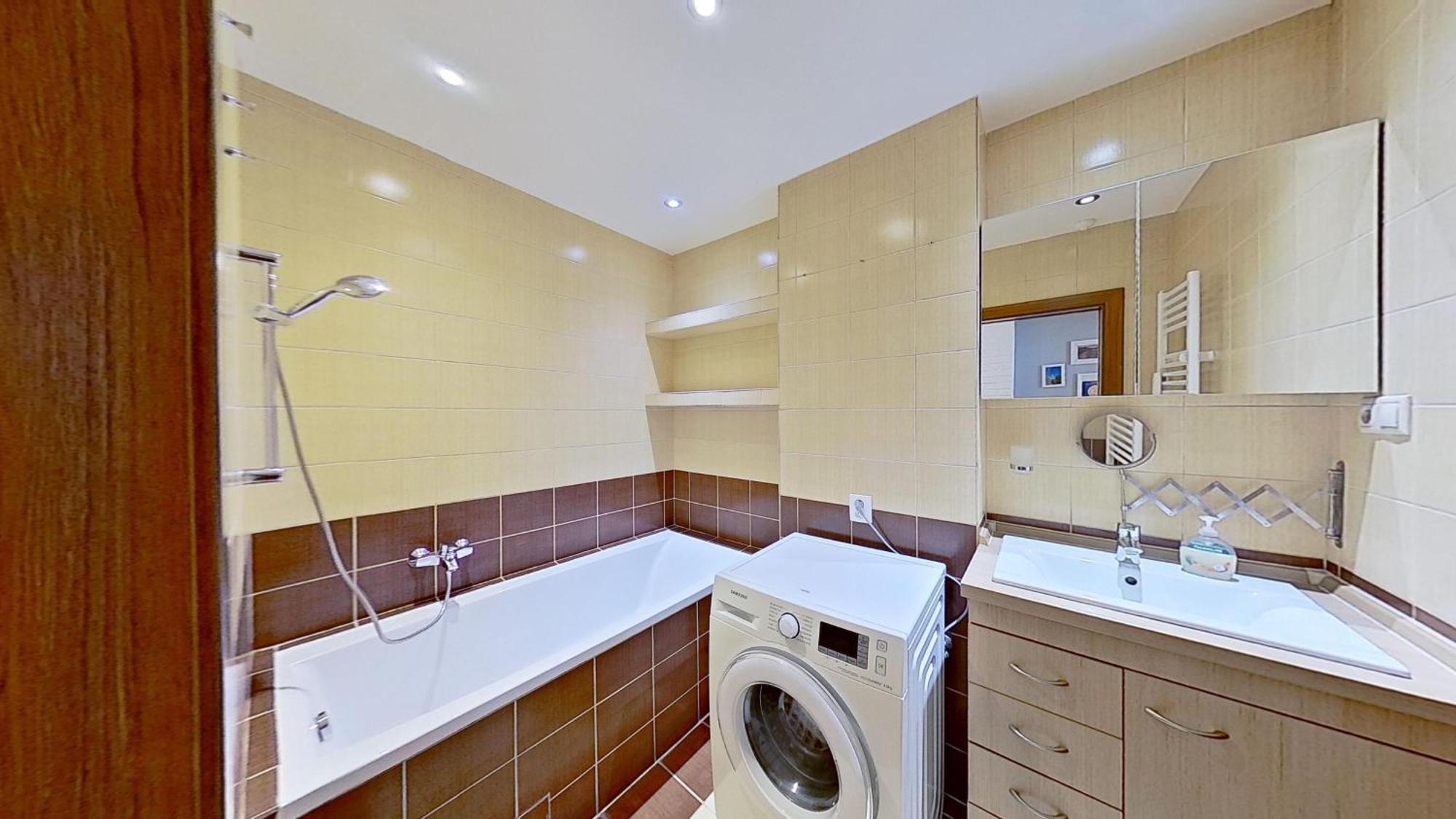 2Br Apt With Free Garage Parking, Close To The Historic Centre Bratislava Bagian luar foto