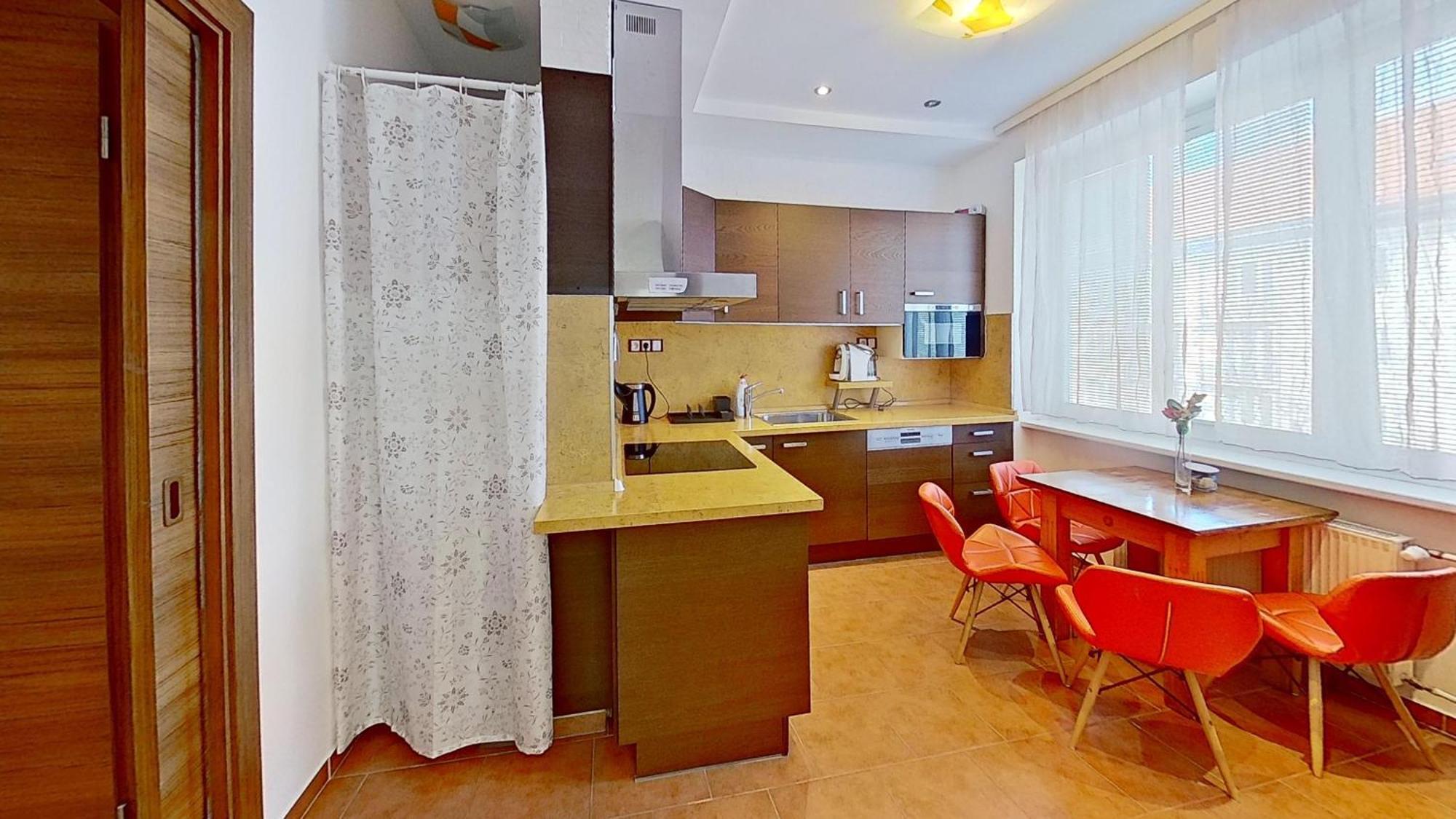 2Br Apt With Free Garage Parking, Close To The Historic Centre Bratislava Bagian luar foto